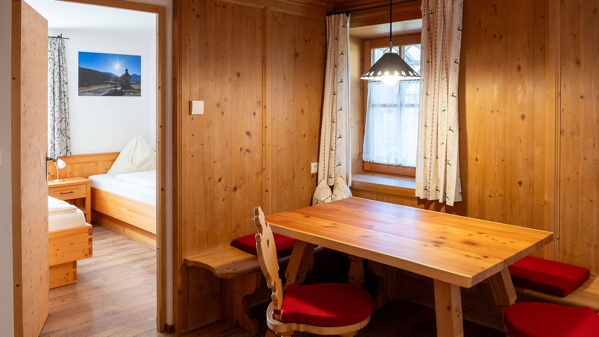 Esstisch mit Eckbank und Stuhl im Apartment Fichte - Hirschenhof