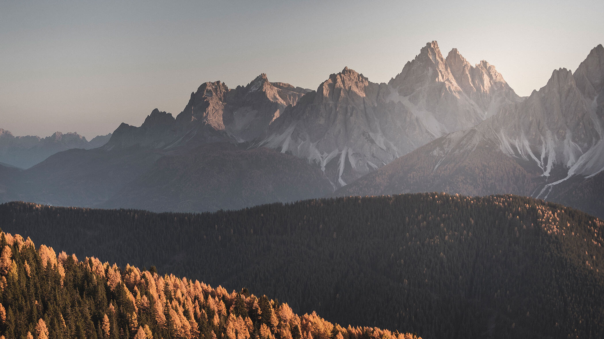 Die Südtiroler Dolomiten in der herbstlichen Abendsonne - Hirschenhof