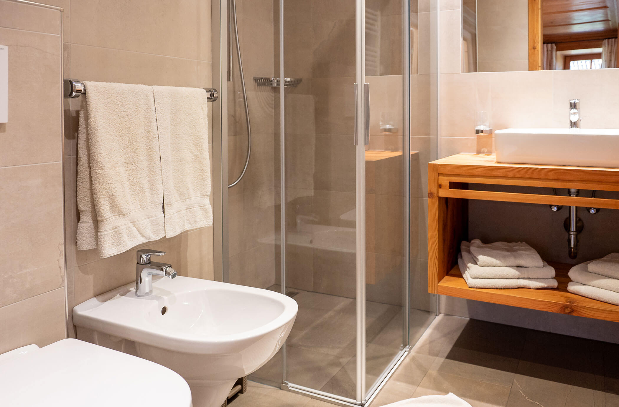 Camera da letto con doccia, WC, bidet, lavabo e specchio nell'appartamento Abete Rosso - Hirschenhof