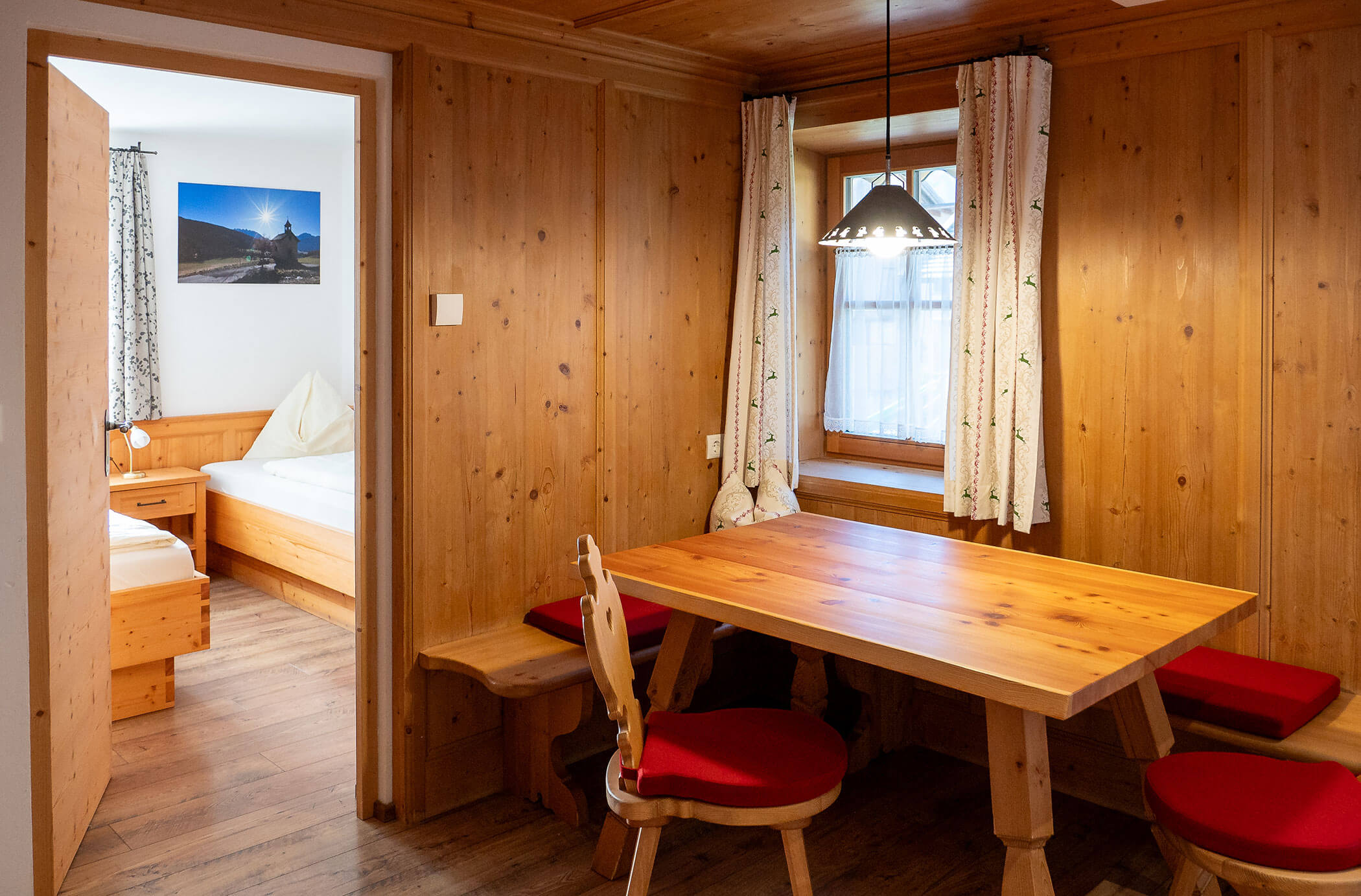 Tavolo da pranzo con panca ad angolo e sedie nell'appartamento Abete Rosso - Hirschenhof