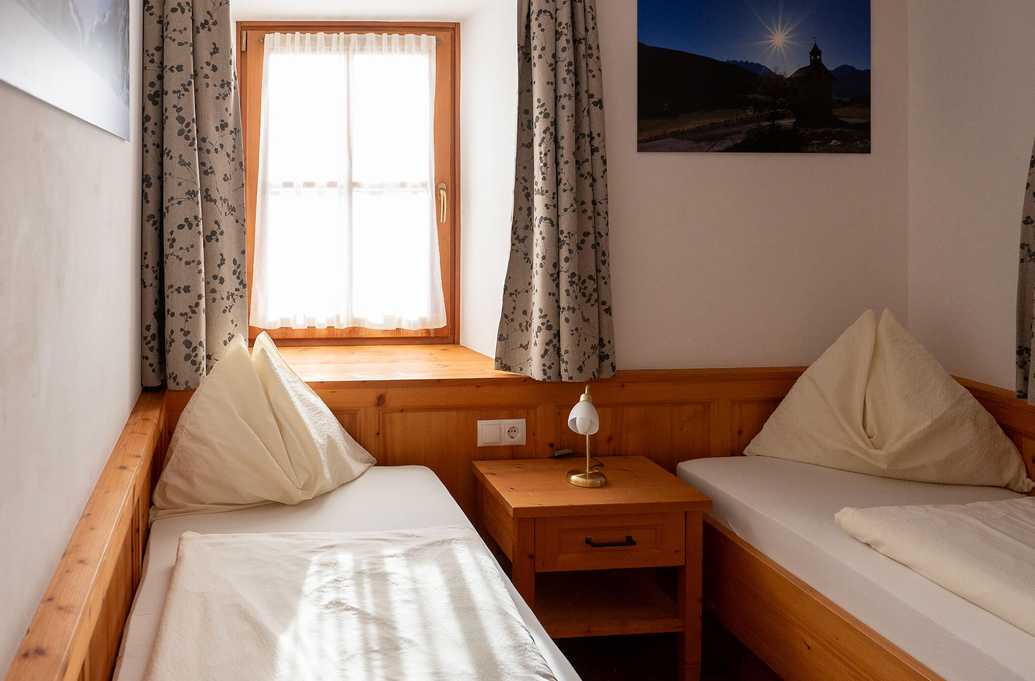 Camera da letto con due letti singoli nell'appartamento Abete Rosso - Hirschenhof