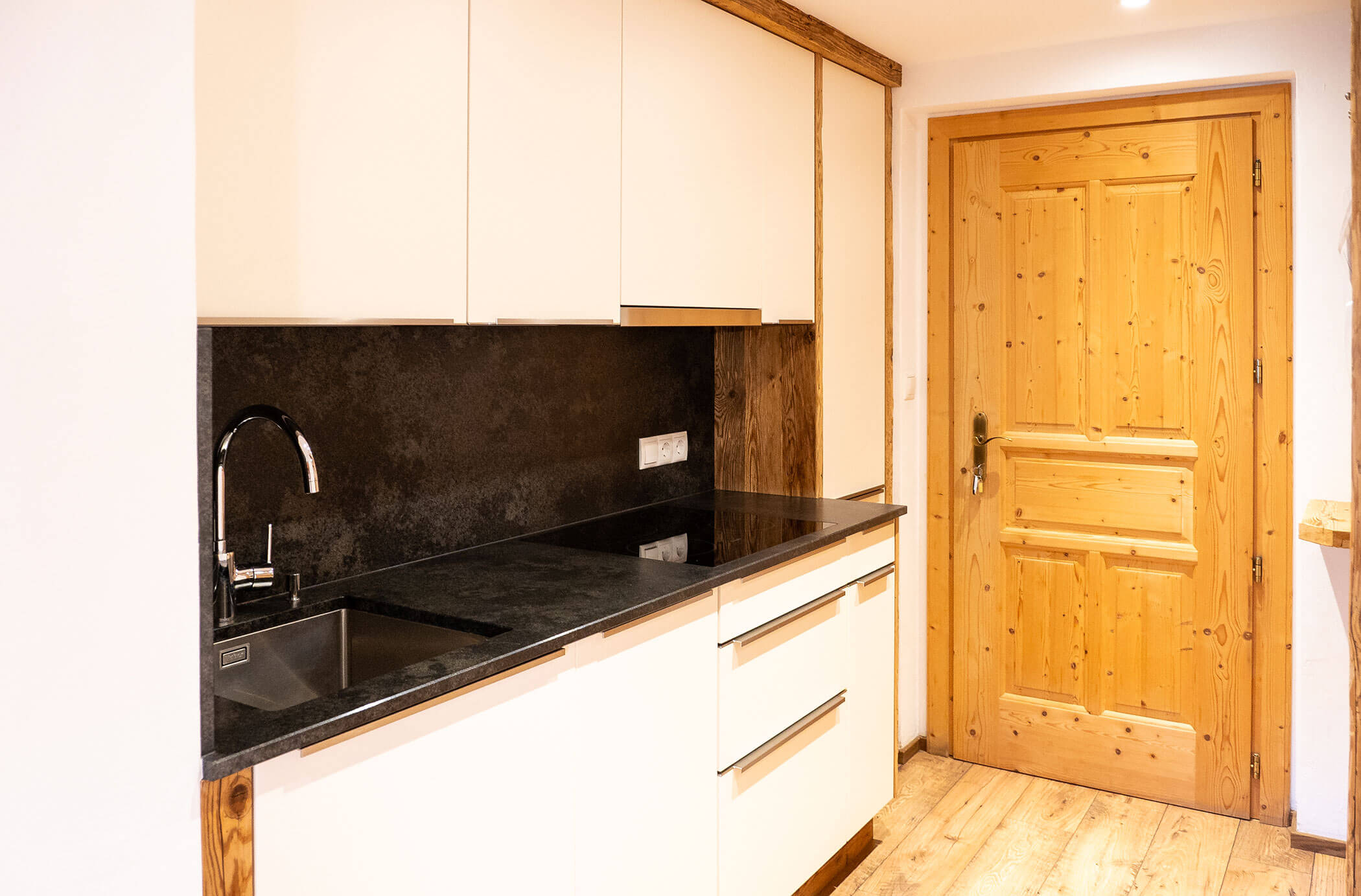 Cucina moderna con lavello e piano cottura a induzione nell'appartamento Abete Rosso - Hirschenhof