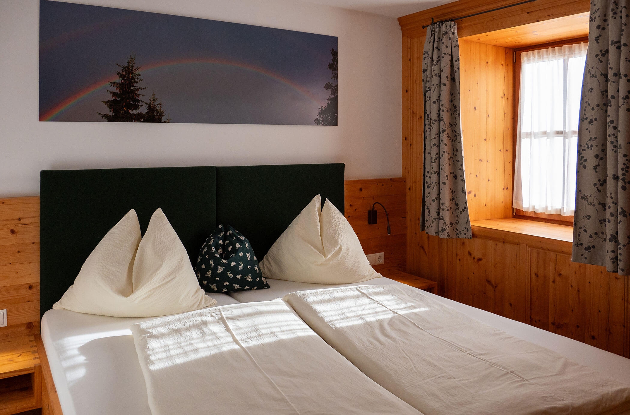 Camera da letto con letto matrimoniale nell'appartamento Abete Rosso - Hirschenhof