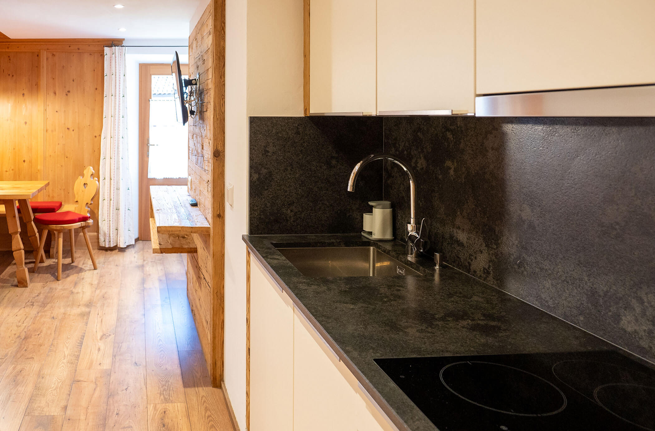 Cucina con lavello nell'appartamento Abete Rosso - Hirschenhof