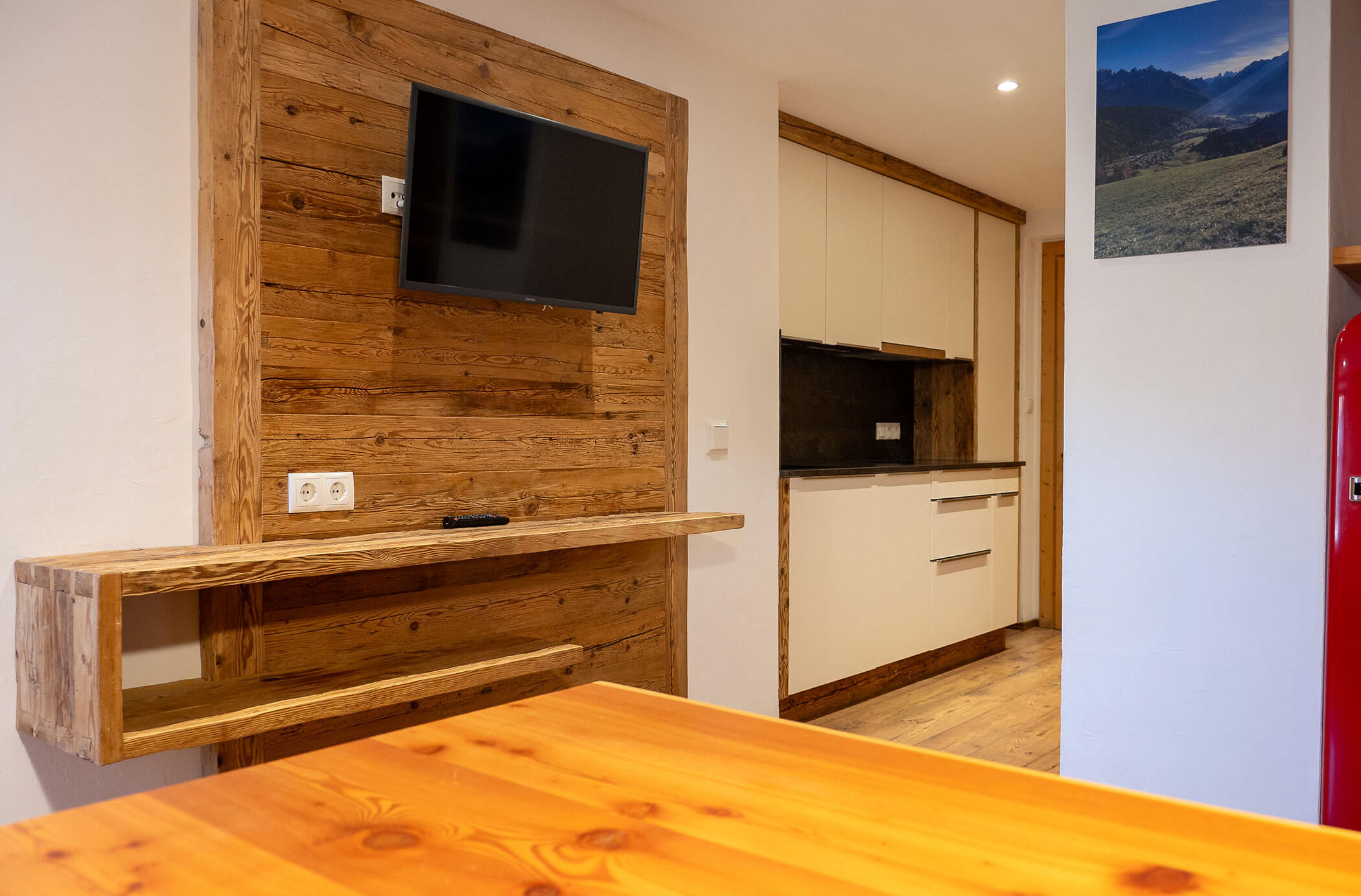 Soggiorno/sala da pranzo con TV nell'appartamento Abete Rosso - Hirschenhof