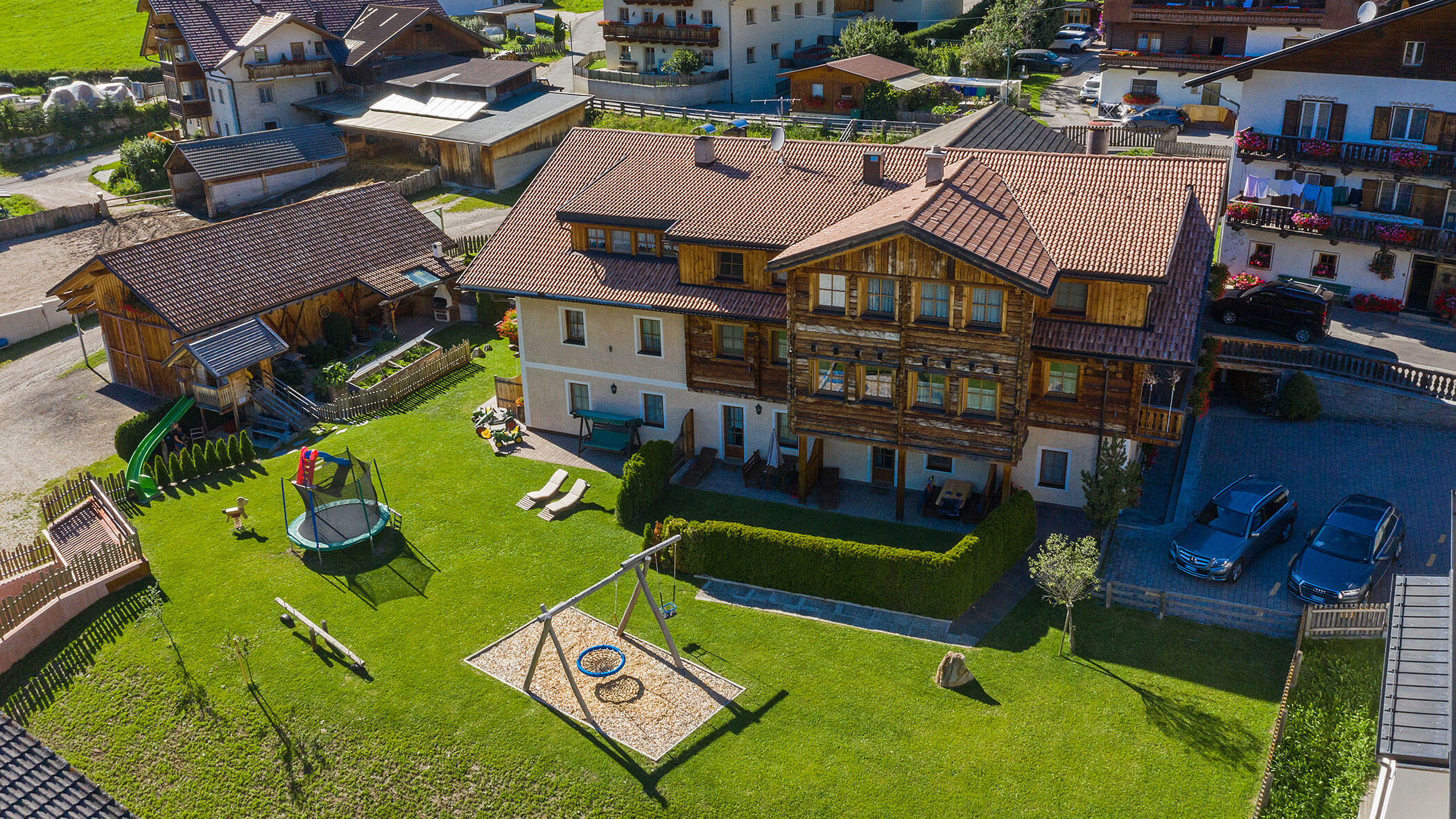 Der Hirschenhof von außen mit großen Garten im Sommer