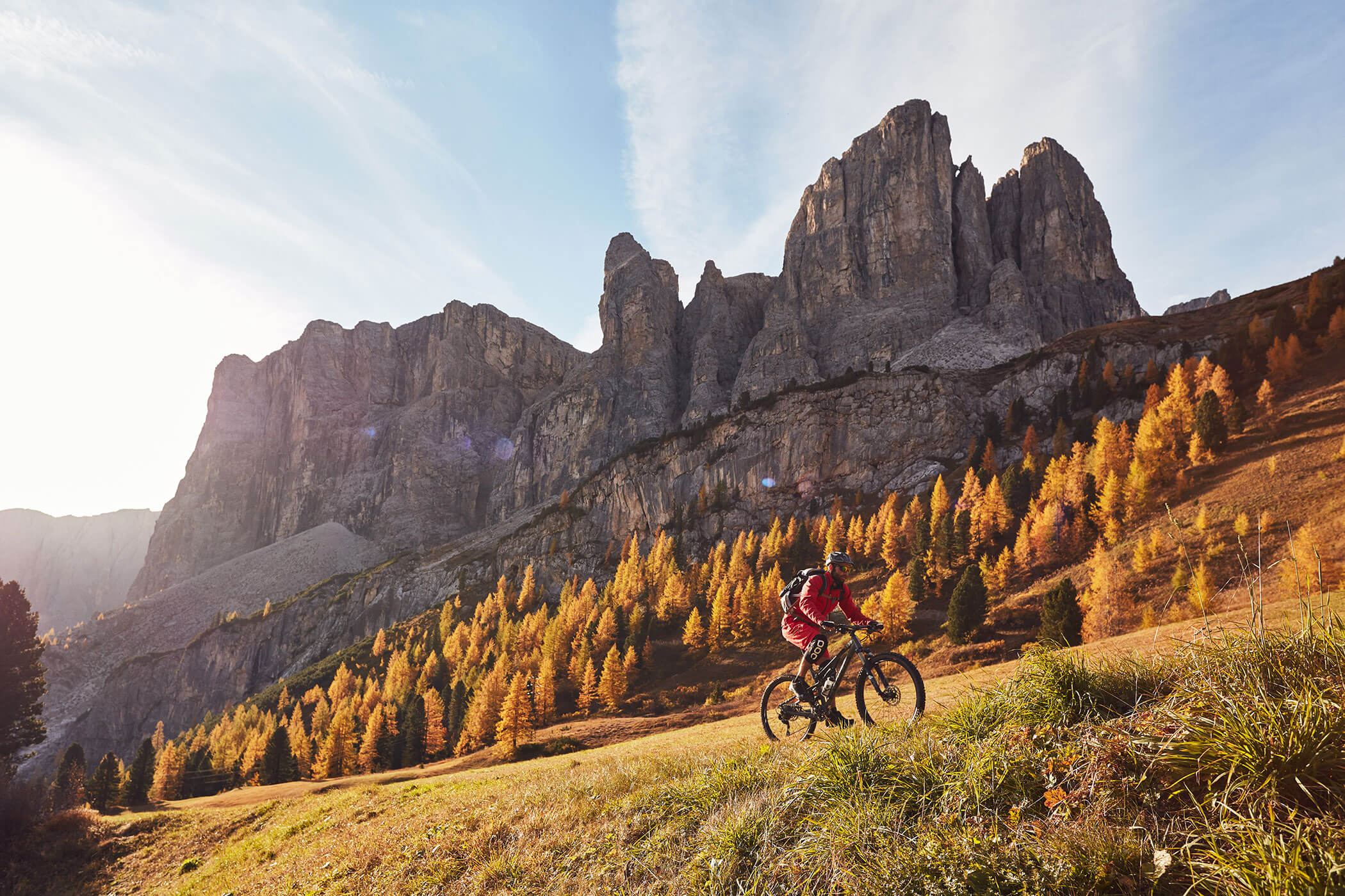 A mountain biker in the fall, the South Tyrolean Dolomites in the background - Hirschenhof