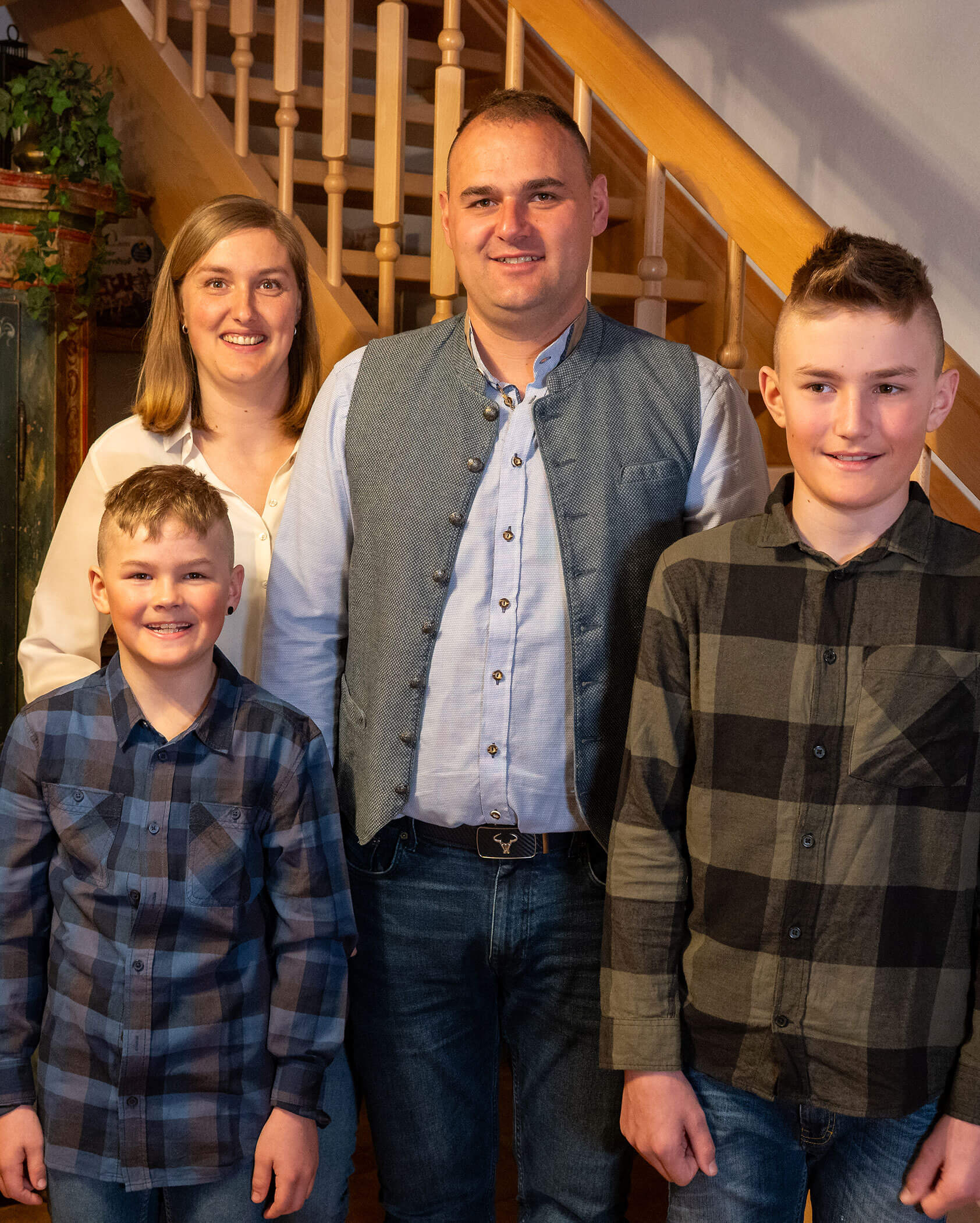 Die Gastgeberfamilie Verena und Manuel mit Samuel und Matthis - Hirschenhof