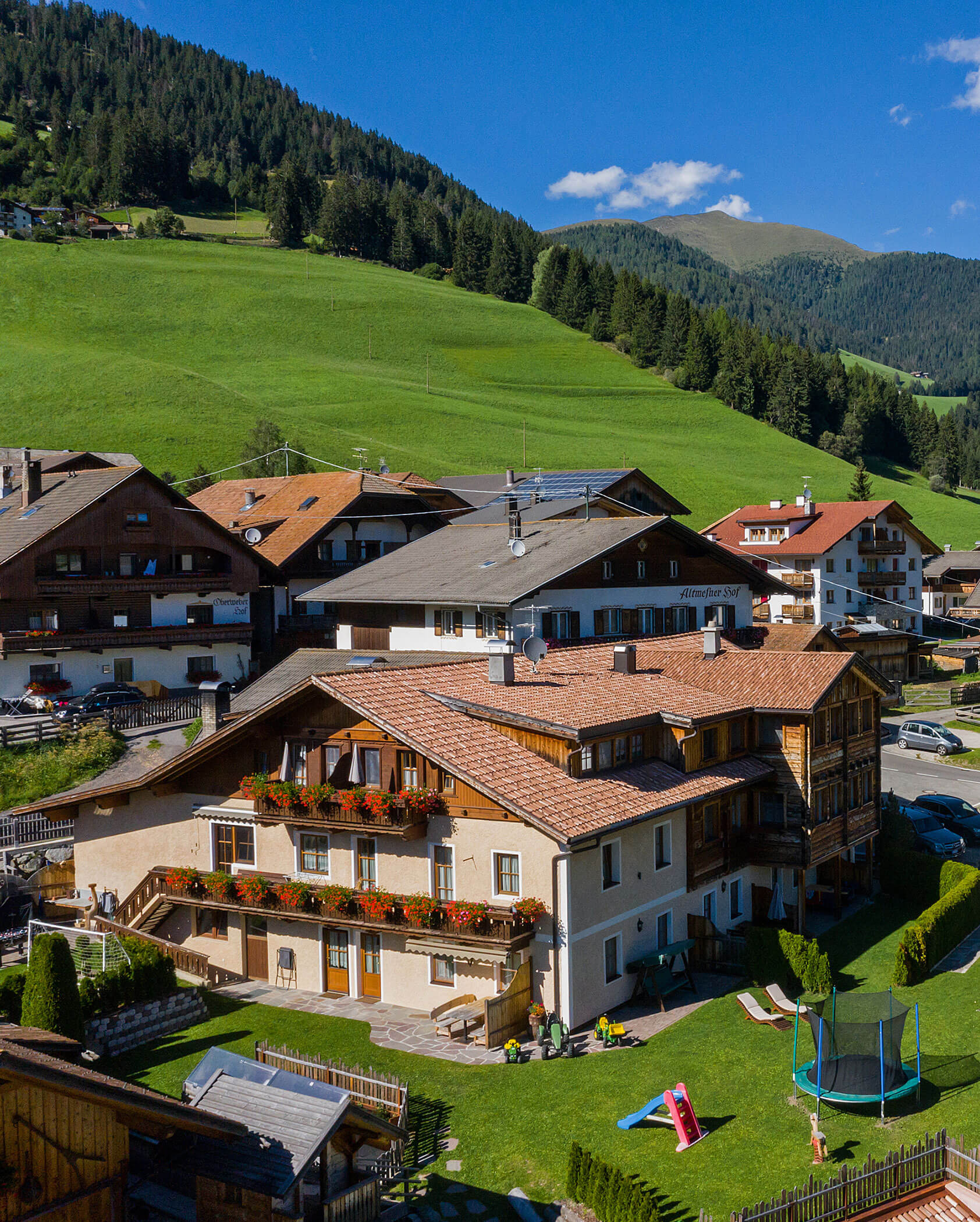 L'Hirschenhof dall'esterno con un grande giardino