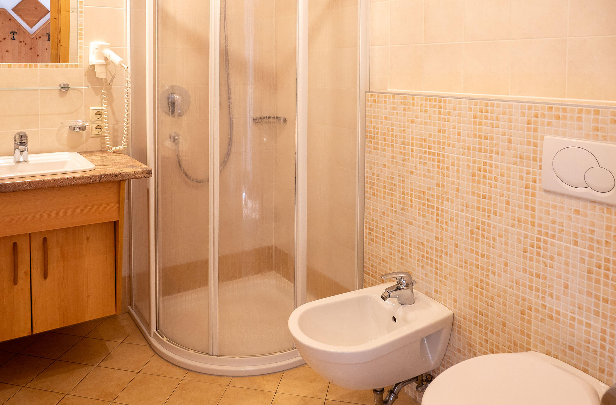 Bagno con doccia, bidet, WC e lavabo nell'appartamento Larice - Hirschenhof