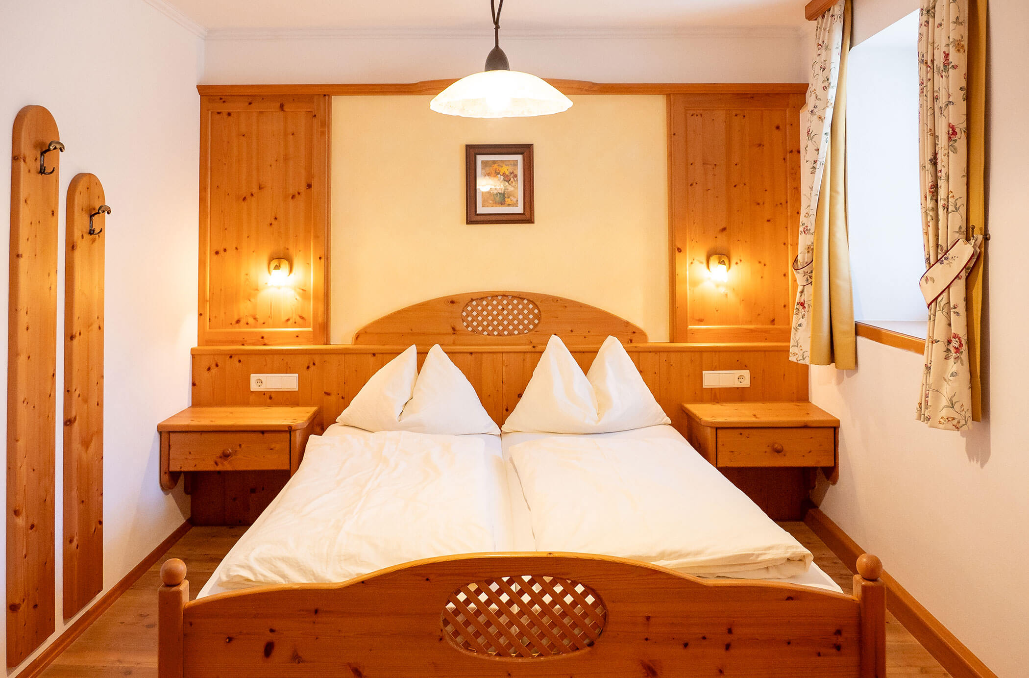 Camera da letto con letto matrimoniale nell'appartamento Larice - Hirschenhof