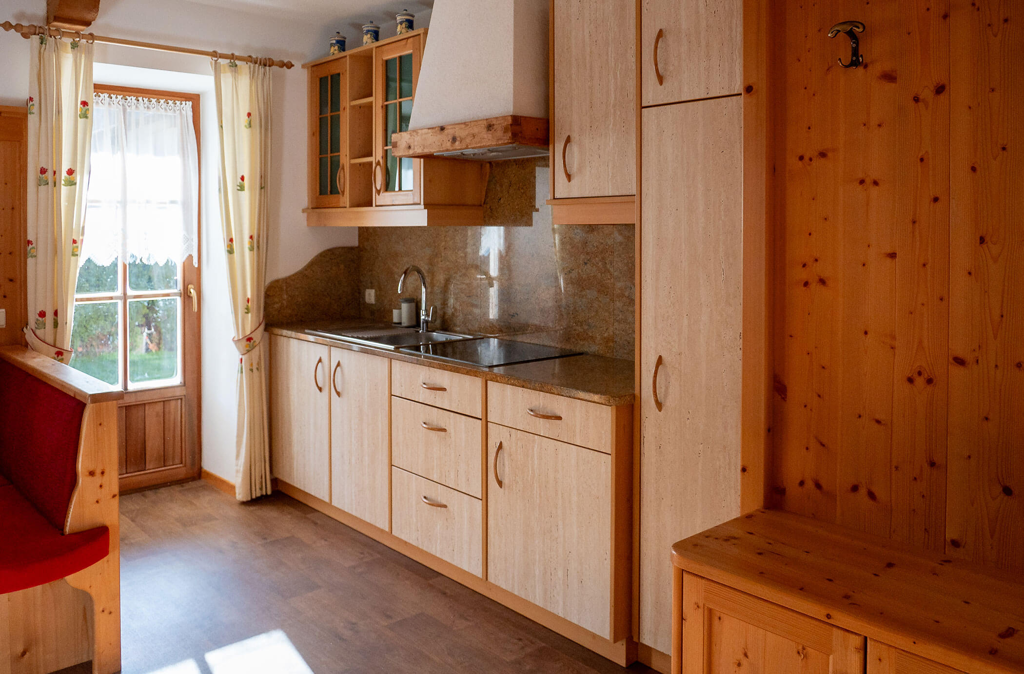 Cucina con lavello e piano cottura a induzione nell'appartamento Larice - Hirschenhof