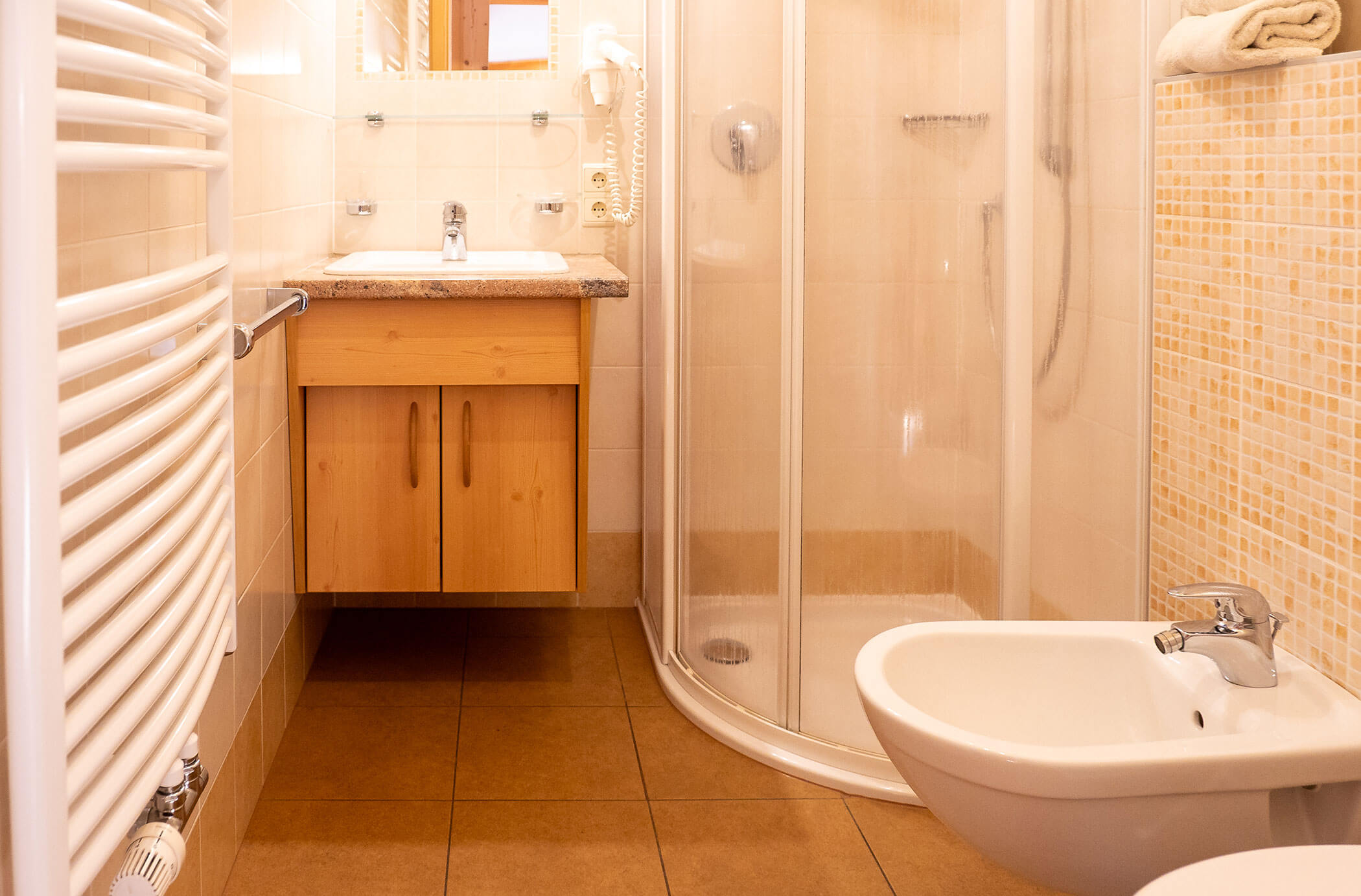 Bagno con doccia, bidet e lavabo nell'appartamento Laces - Hirschenhof