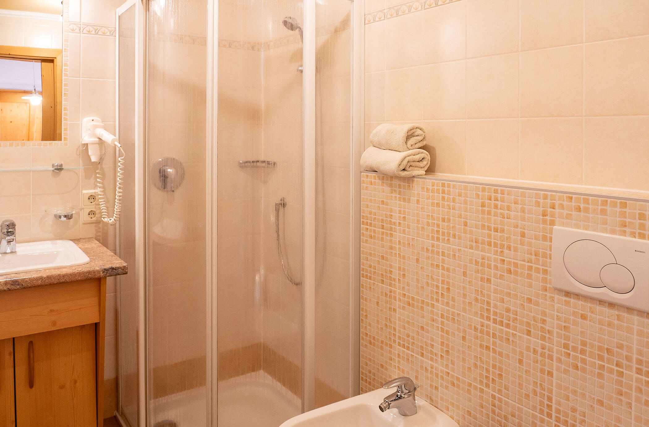 Bagno con doccia, lavabo e WC nell'appartamento Laces - Hirschenhof