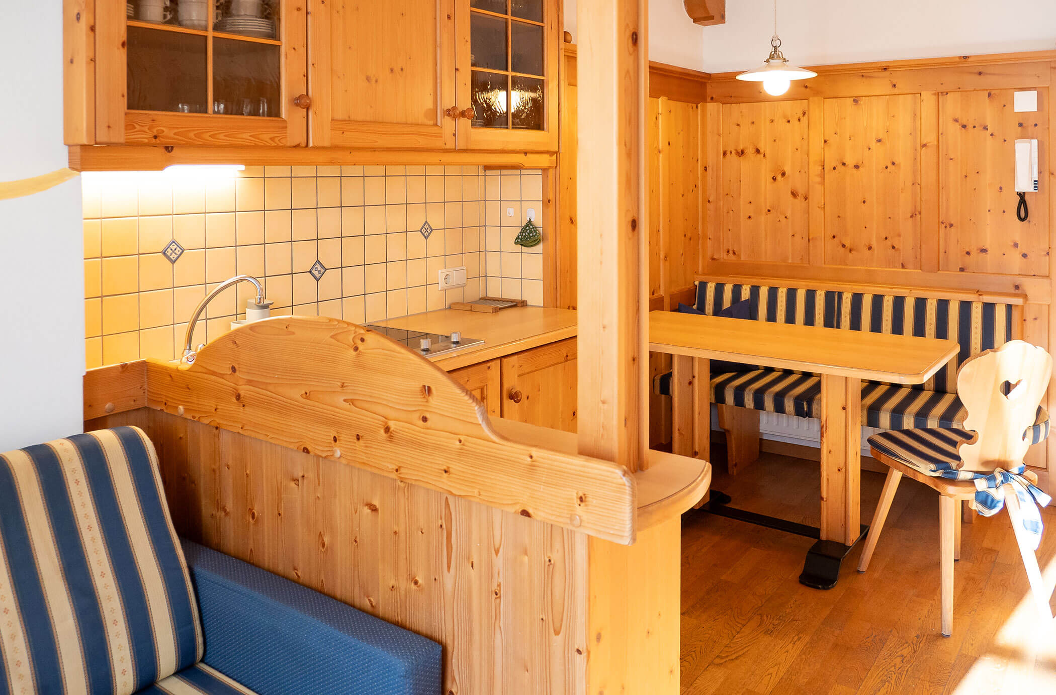 Cucina-soggiorno nell'appartamento Laces - Hirschenhof