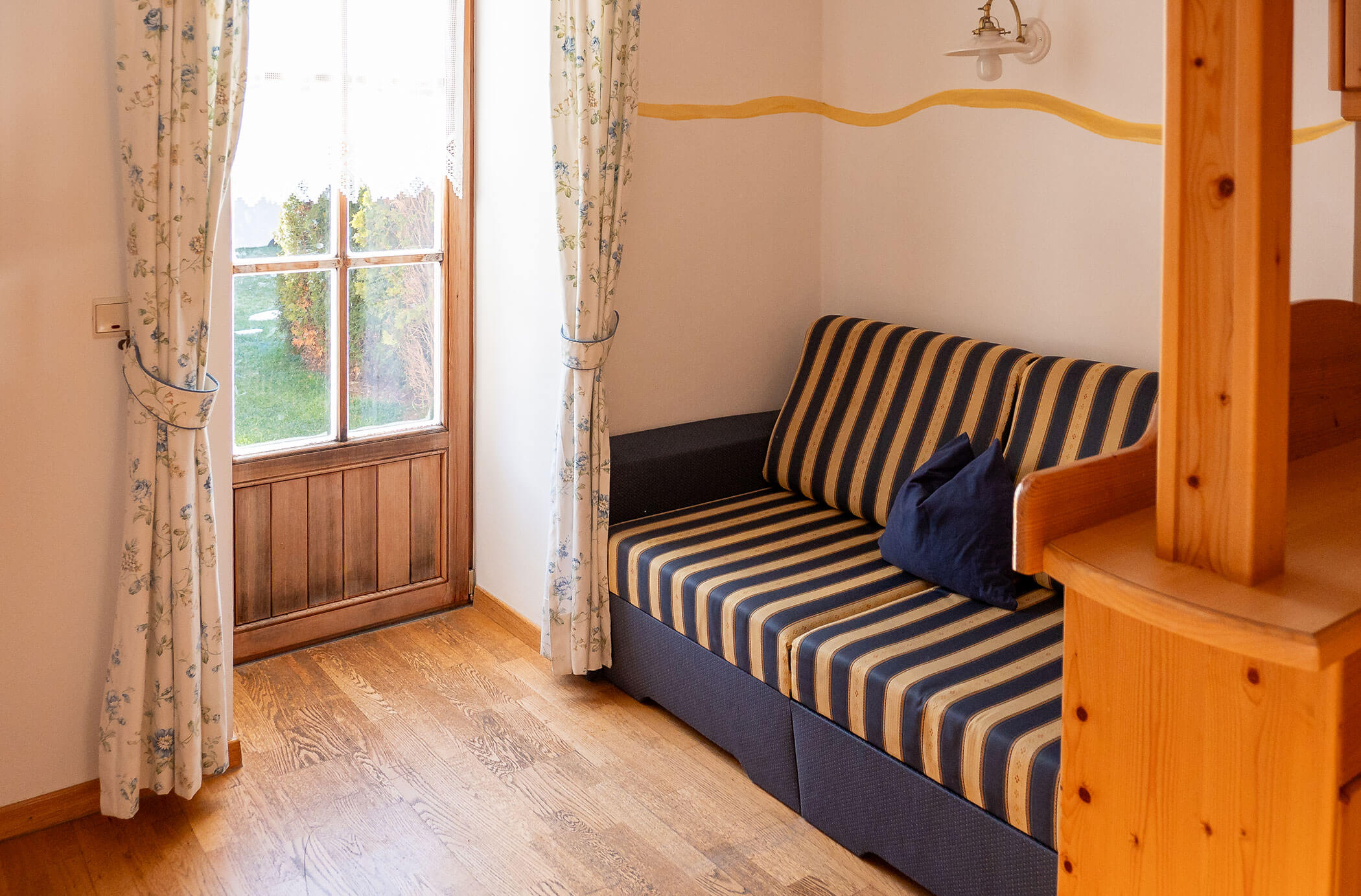 Divano e accanto la porta del balcone nell'appartamento Laces - Hirschenhof