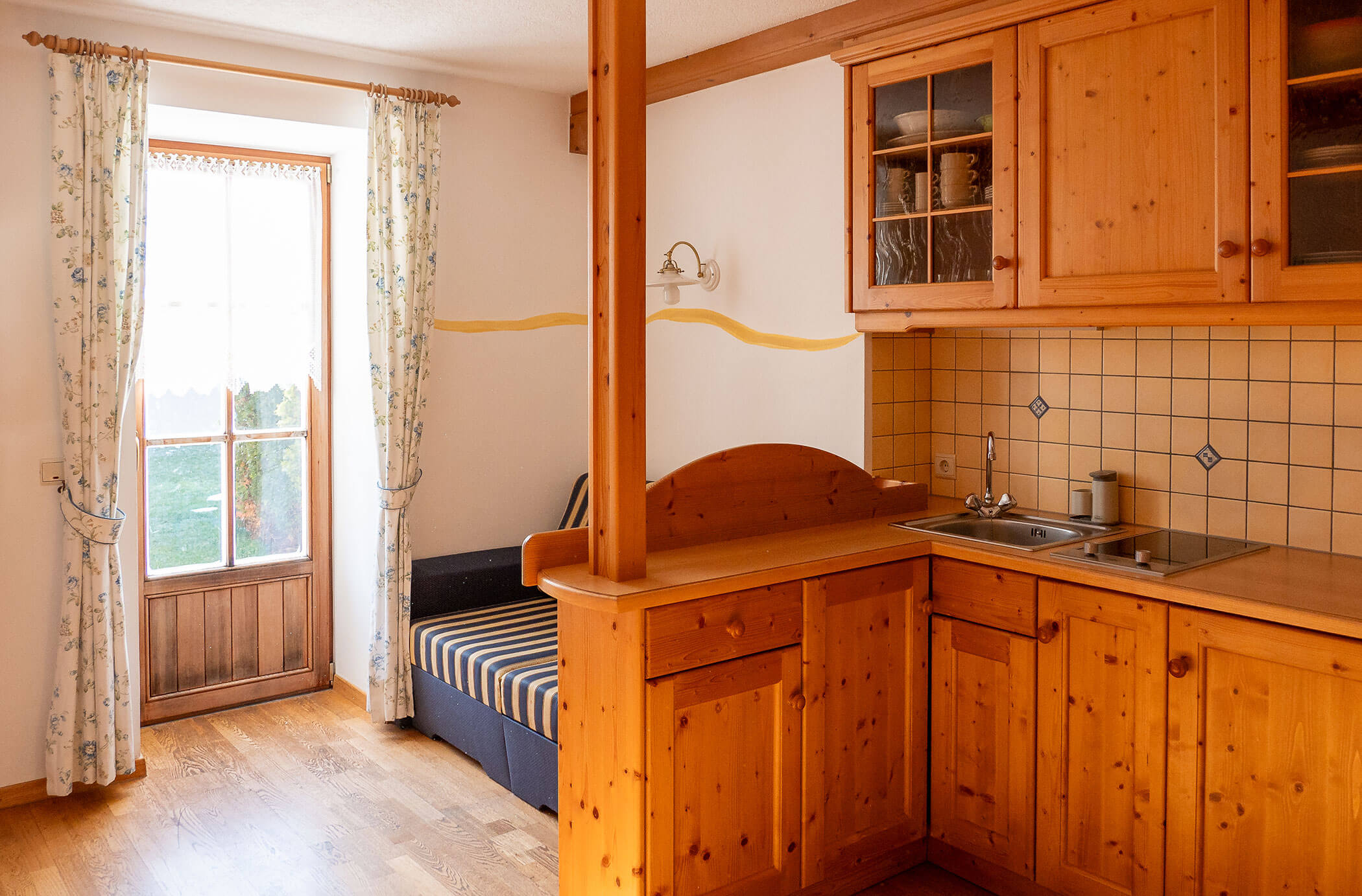 Cucina abitabile in legno nell'appartamento Laces - Hirschenhof