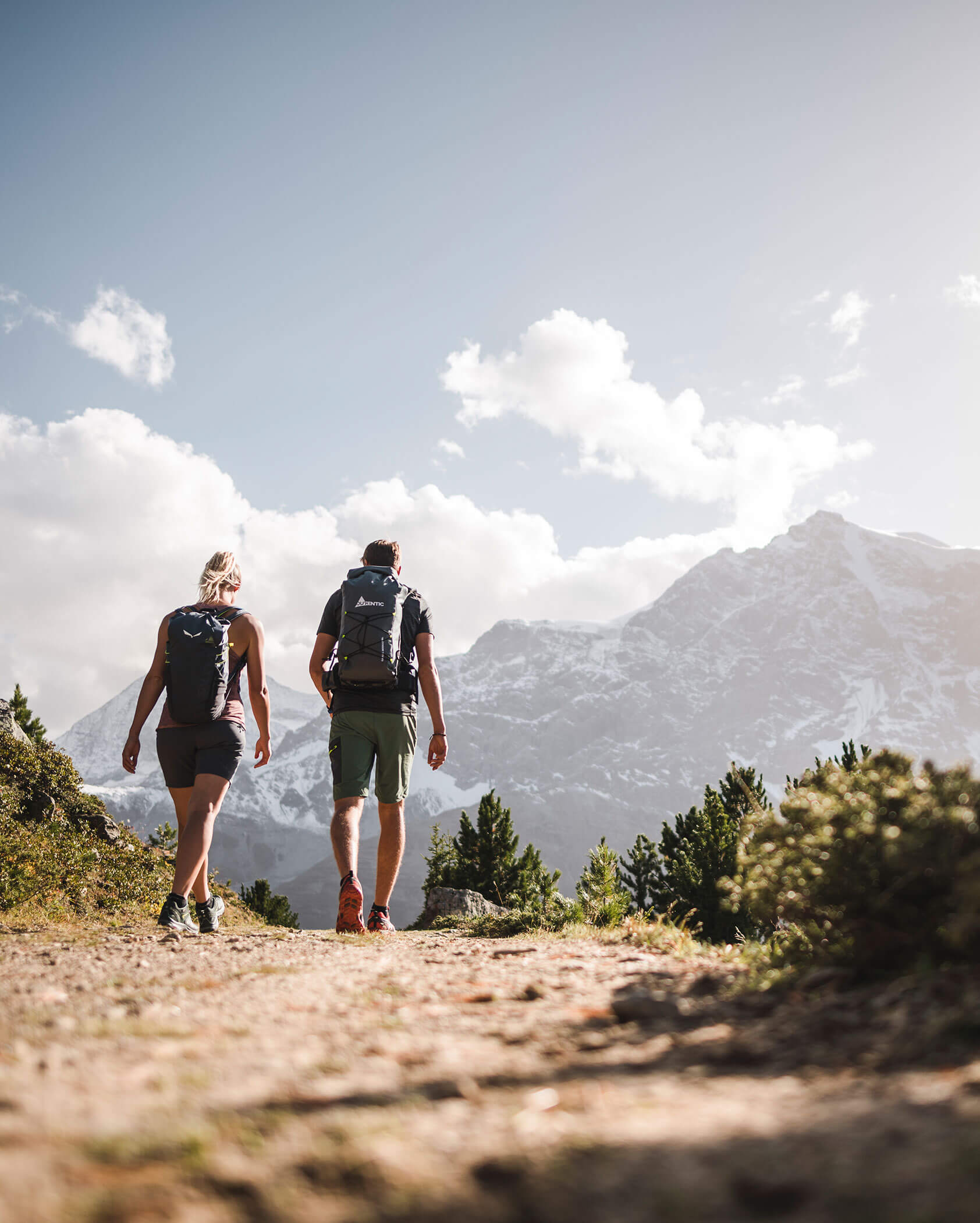 Ein Paar beim Wandern in den Südtiroler Berge im Sommer - Hirschenhof