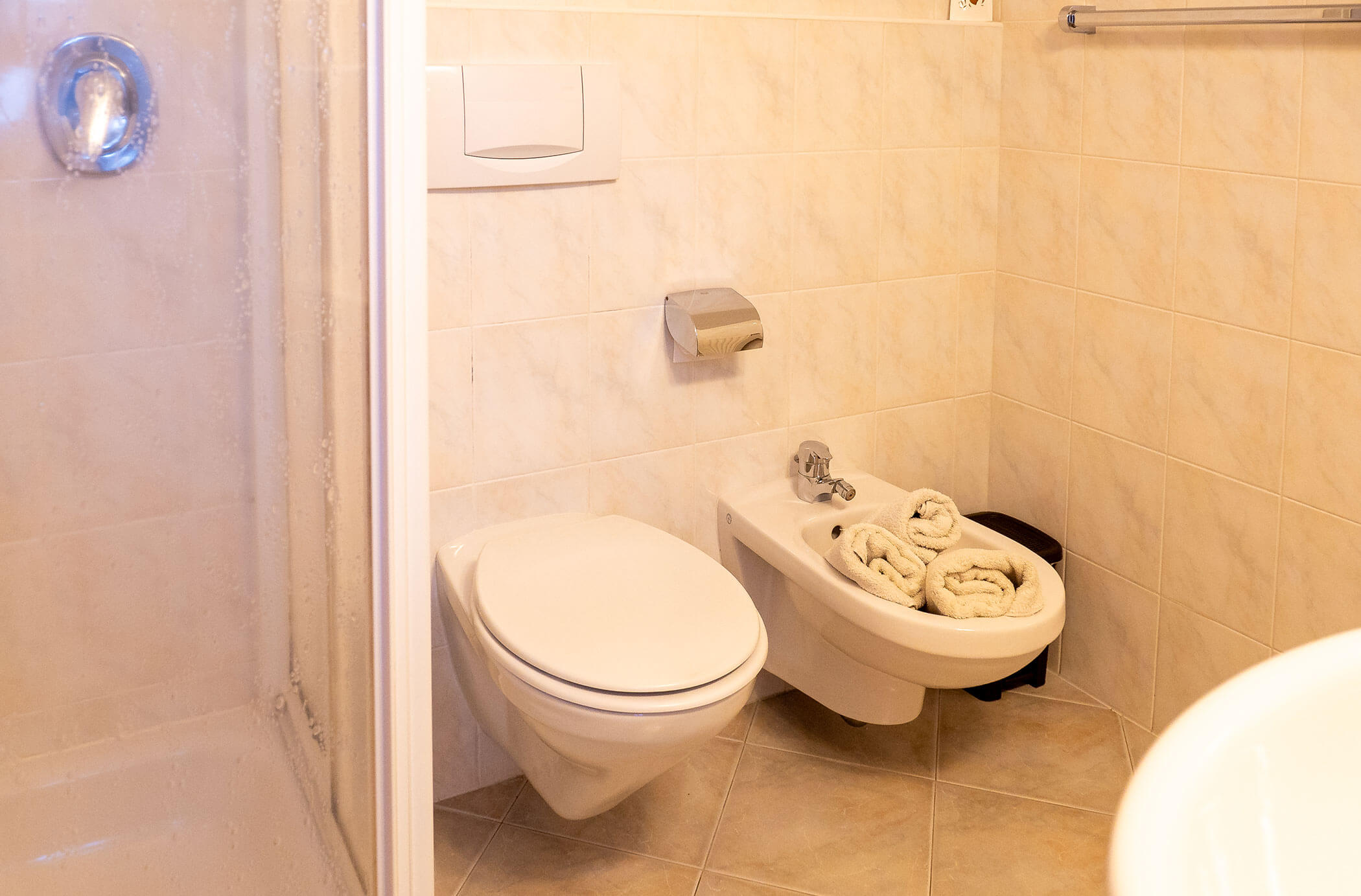 Bagno con doccia, WC e bidet nell'appartamento Abete - Hirschenhof