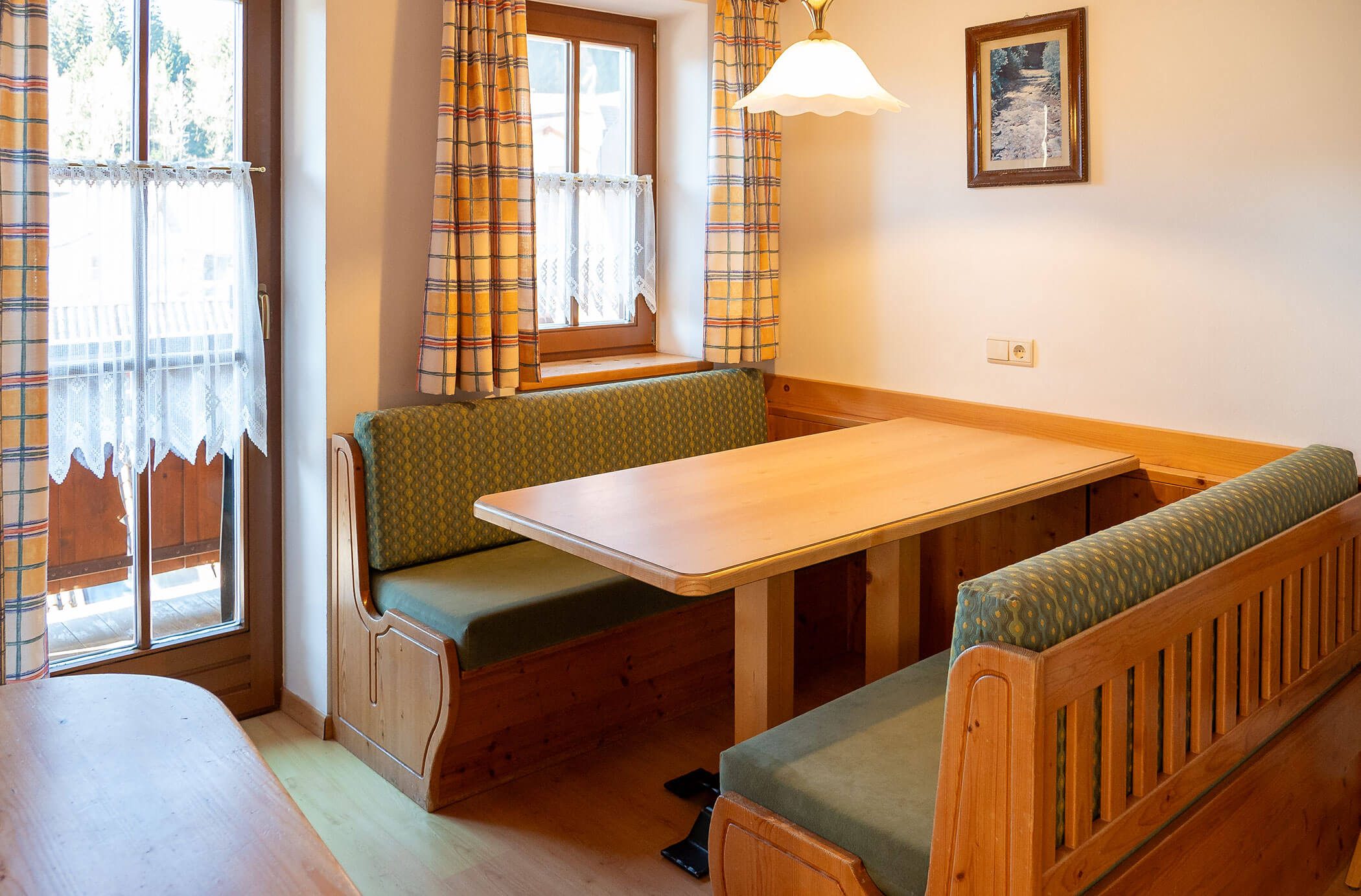 Tavolo da pranzo con due panche nell'appartamento Abete - Hirschenhof