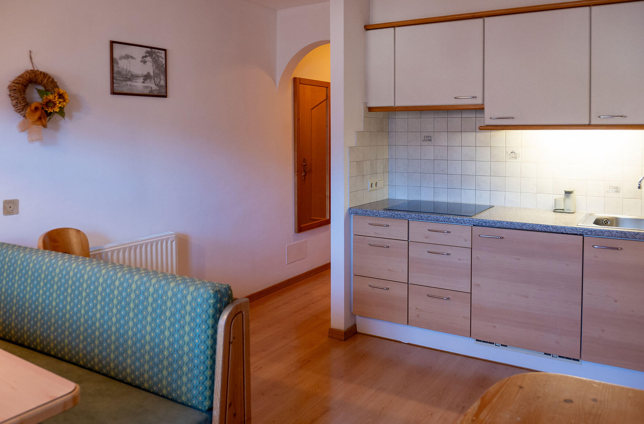 Cucina con piano cottura a induzione e lavello nell'appartamento Abete - Hirschenhof