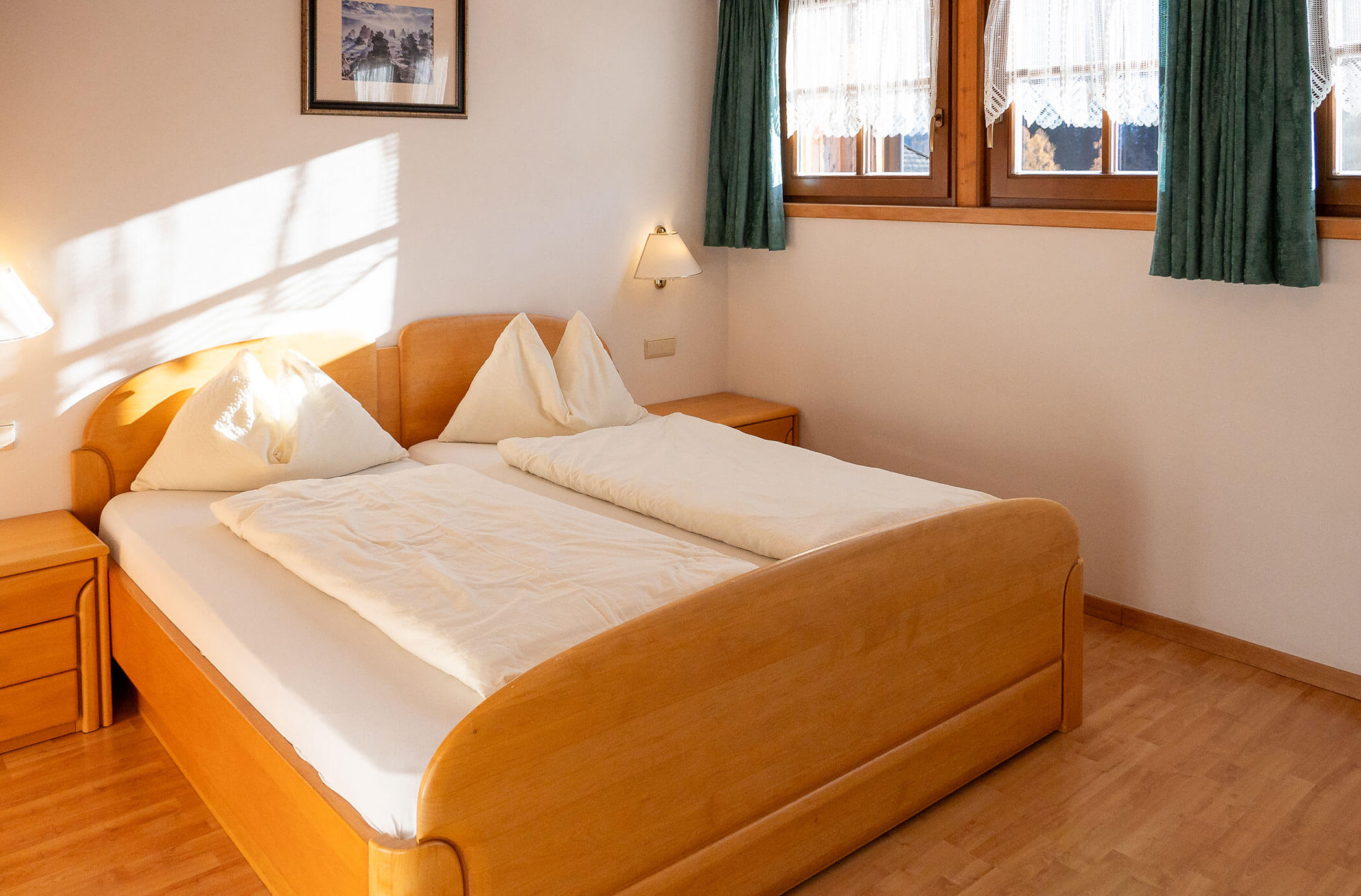 Camera da letto con letto matrimoniale nell'appartamento Abete - Hirschenhof