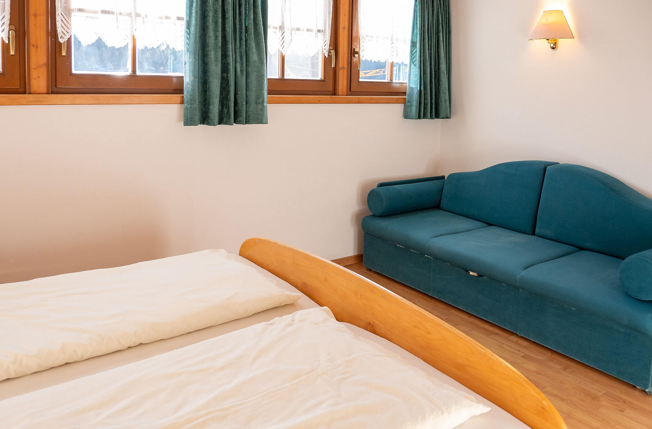 Camera da letto con letto matrimoniale e divano letto nell'appartamento Abete - Hirschenhof