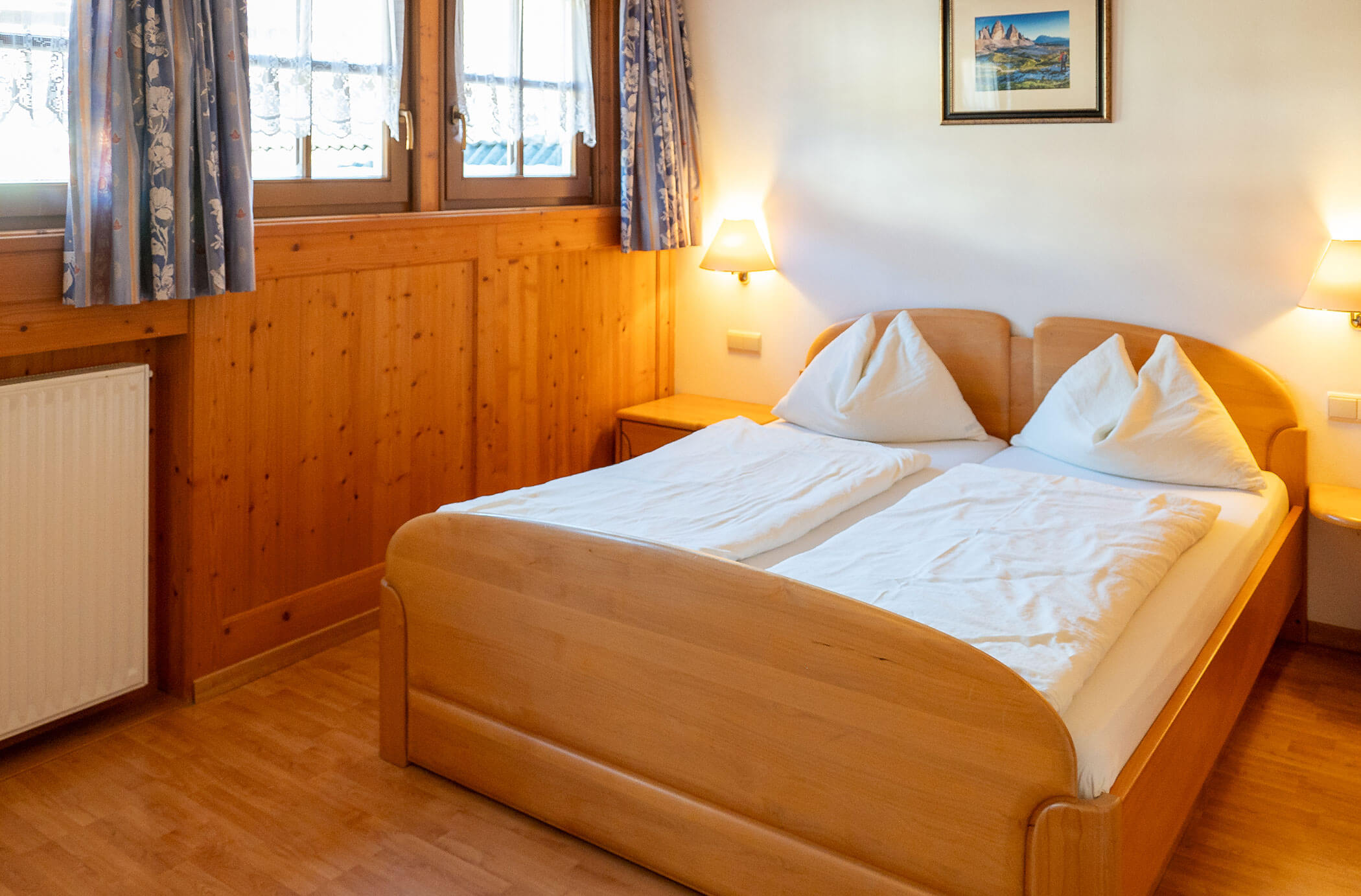 Camera da letto con letto matrimoniale nell'appartamento Pino Cembro - Hirschenhof