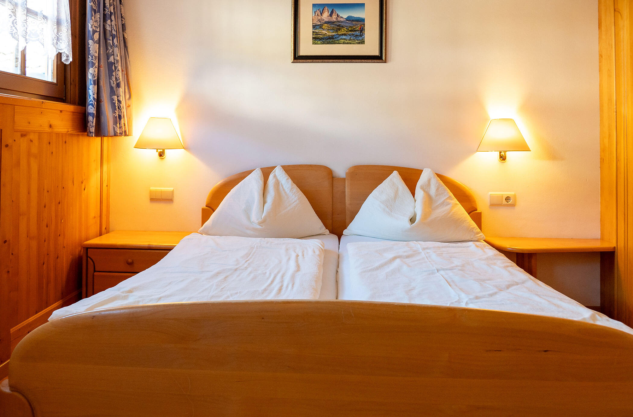 Camera da letto con letto matrimoniale nell'appartamento Pino Cembro - Hirschenhof