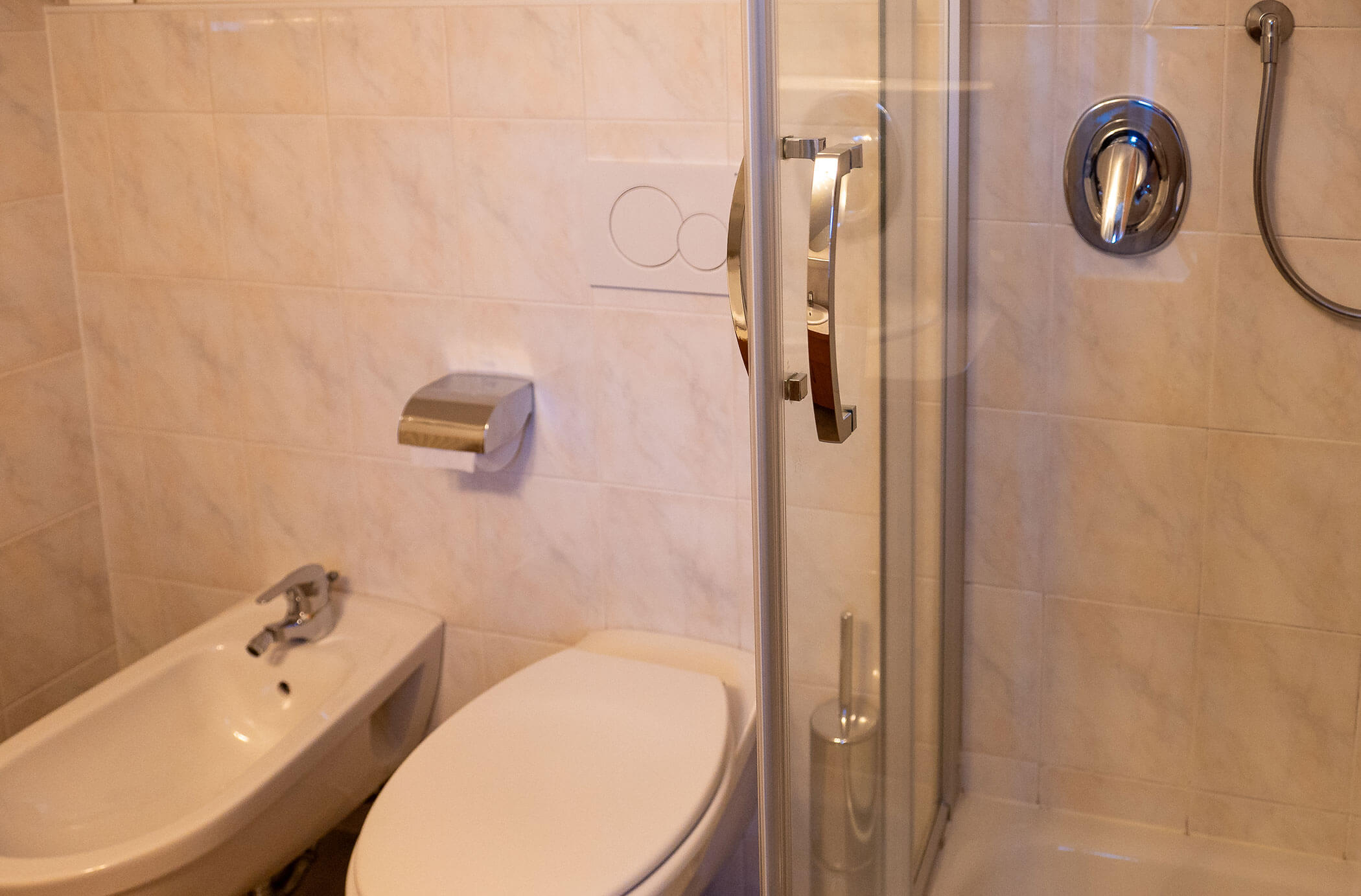 Bagno con bidet, WC e doccia nell'appartamento Pino Cembro - Hirschenhof
