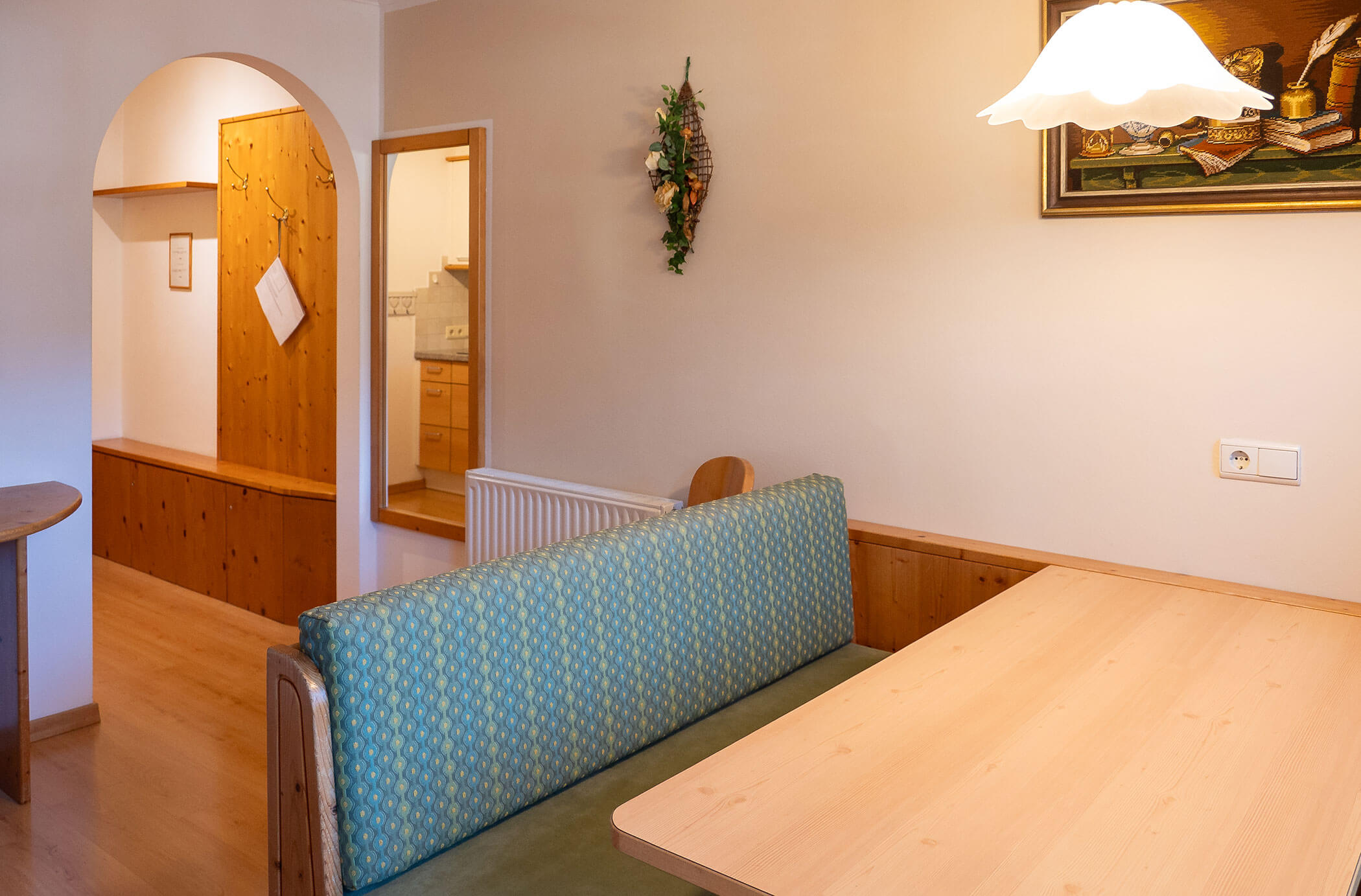 Tavolo da pranzo con vista sul guardaroba nell'appartamento Pino Cembro - Hirschenhof