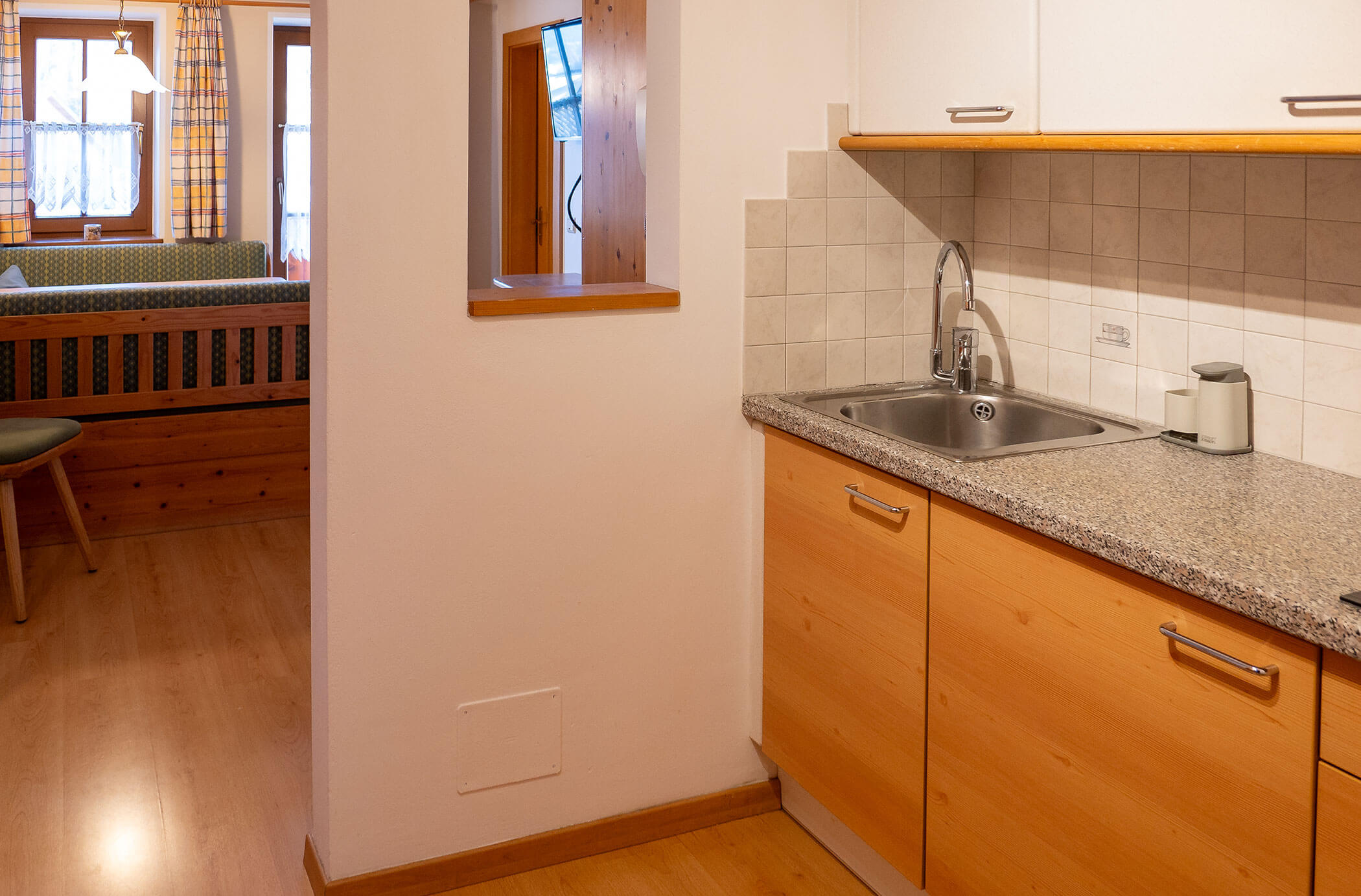 Cucina con lavello nell'appartamento Pino Cembro - Hirschenhof